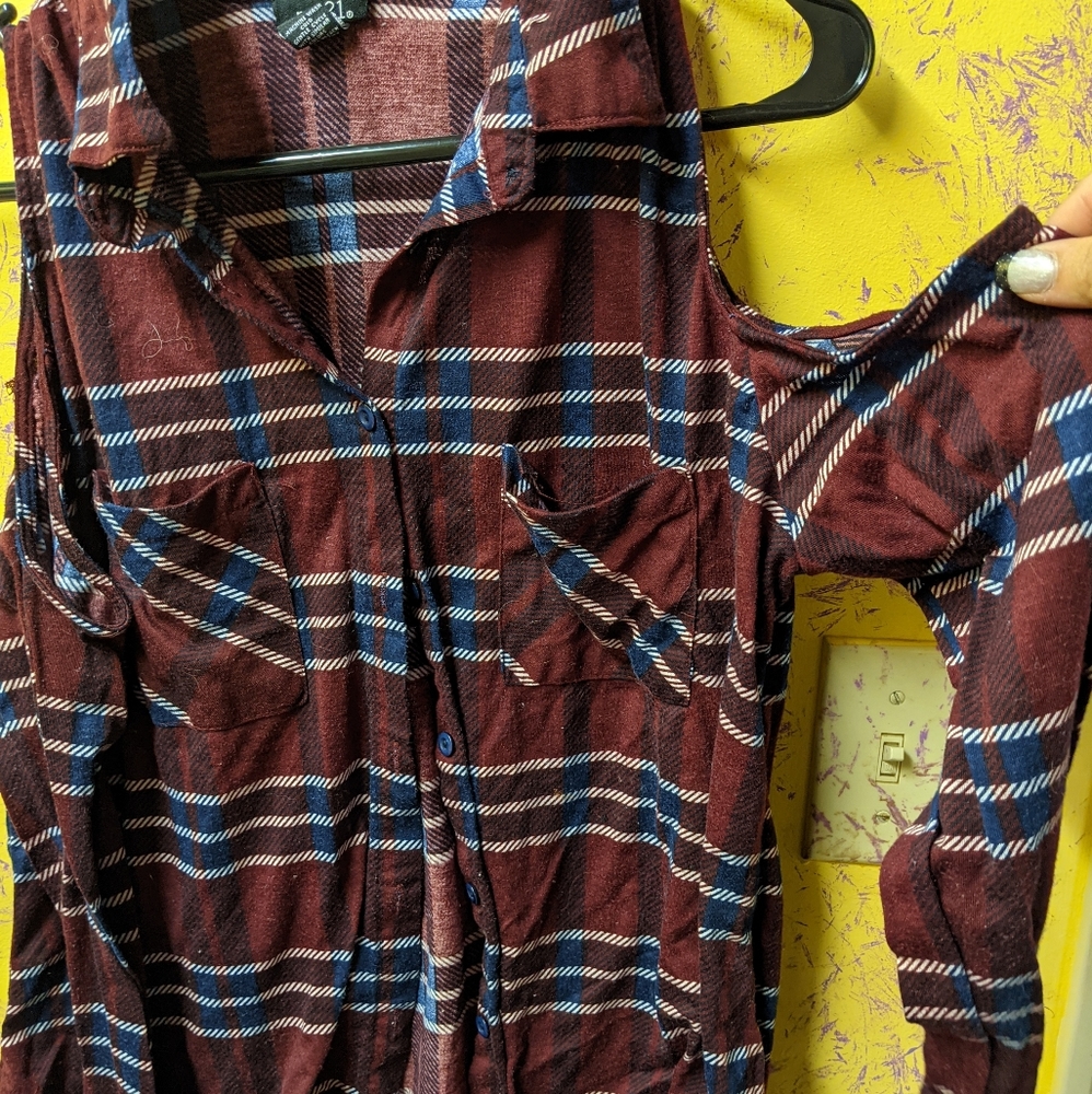 Cold shoulder button up